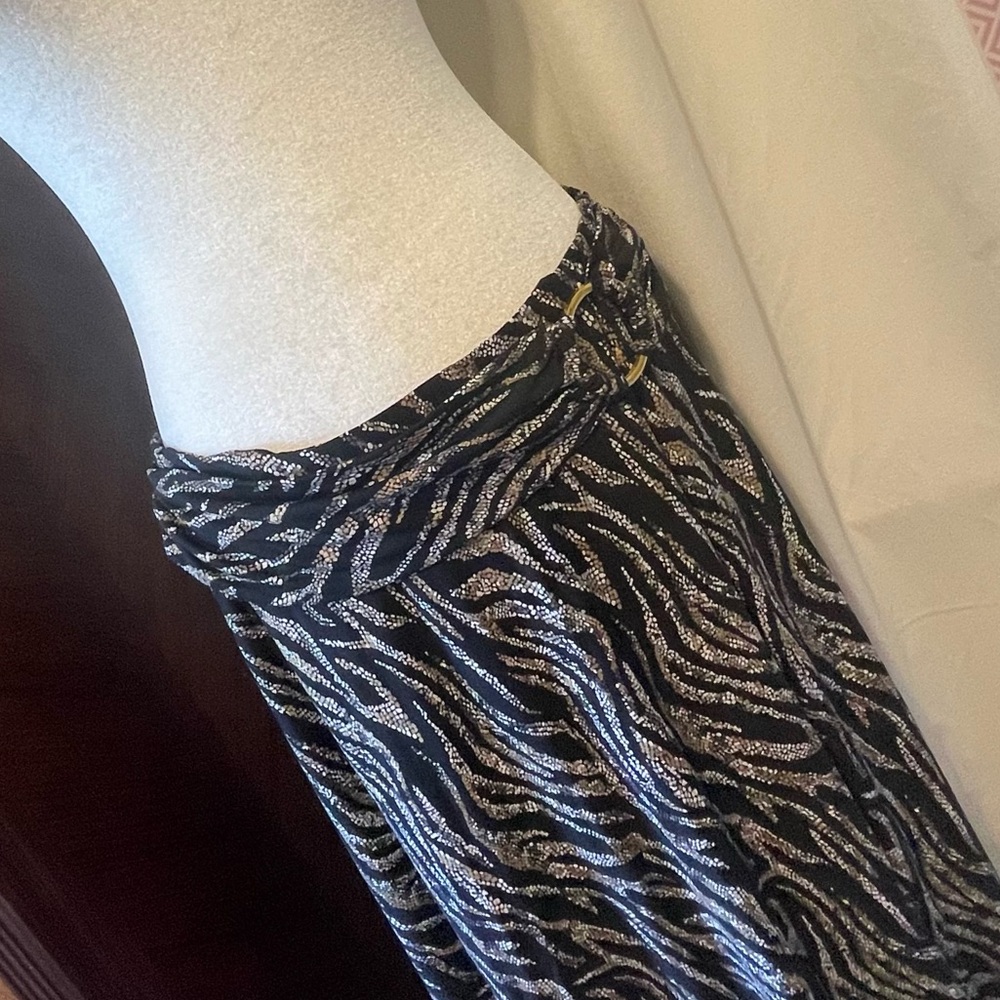 EUC. Women’s Sz XL. Maxi skirt belted w/gold ring detail. Black & gold pattern
